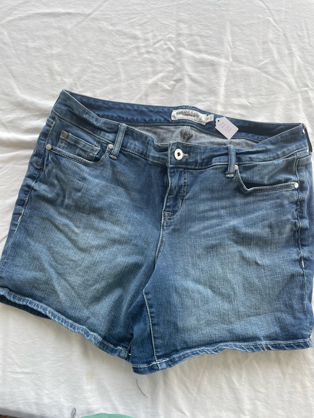 💙 Torrid Denim Shorts Size 16 Light Wash Stretch Mid Rise Casual Summer Classic